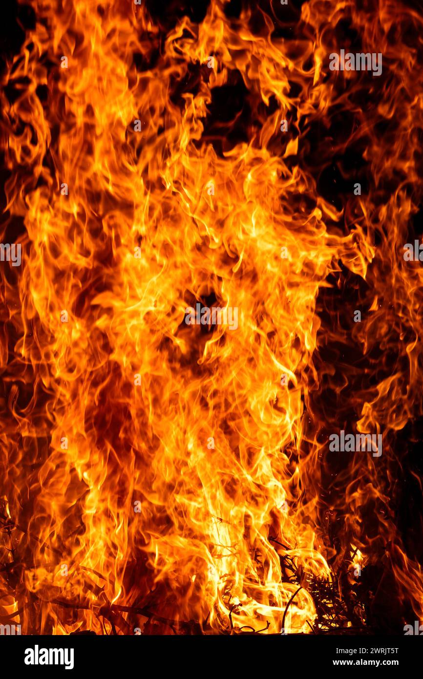 Un fuoco fiamme con sfondo nero, con spazio per il testo Foto Stock