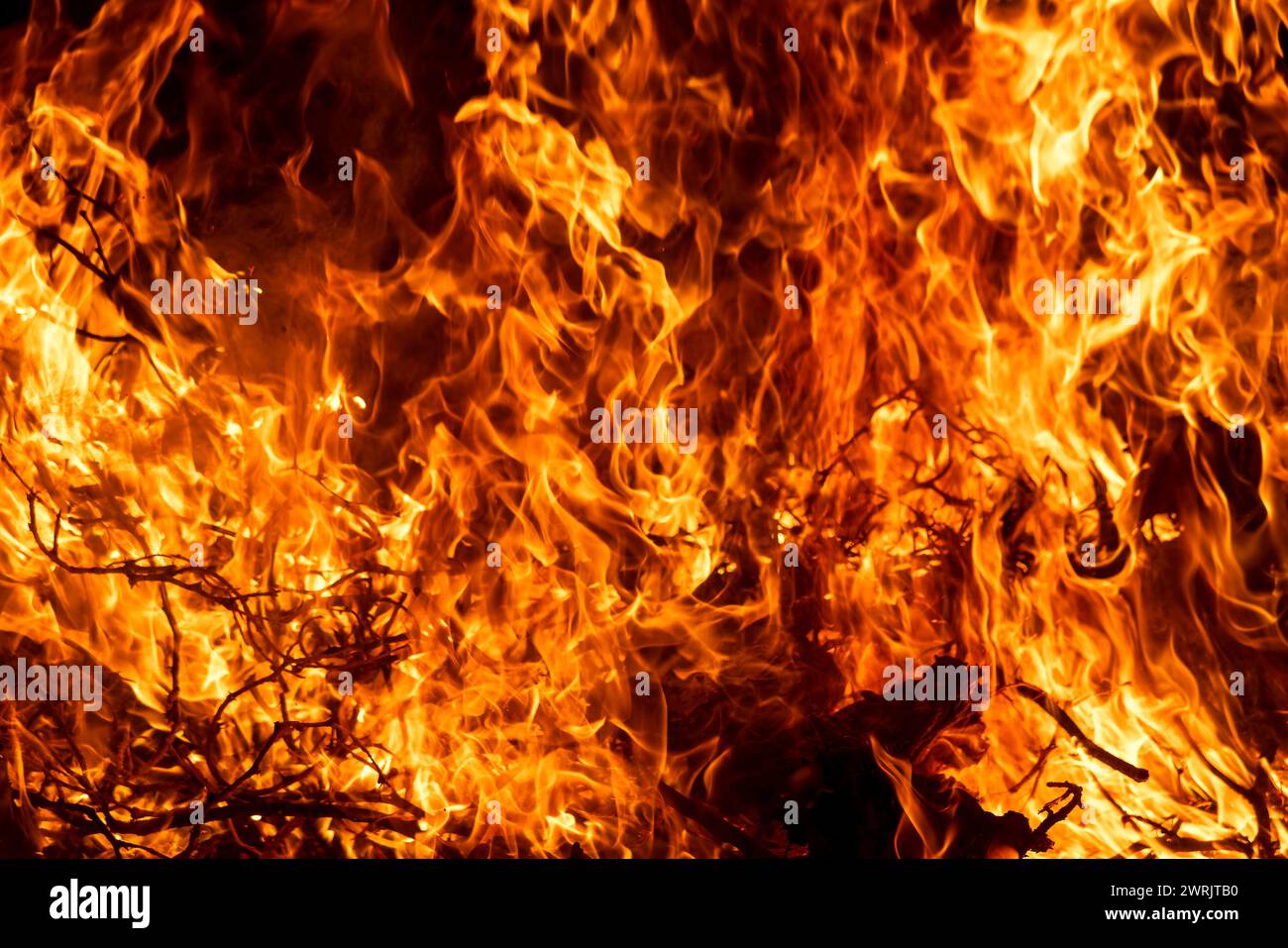 Un fuoco intenso con sfondo nero e spazio per il testo Foto Stock