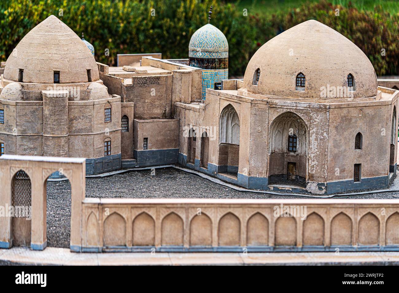 Una moschea in miniatura adagiata su un cortile e una struttura dettagliati Foto Stock