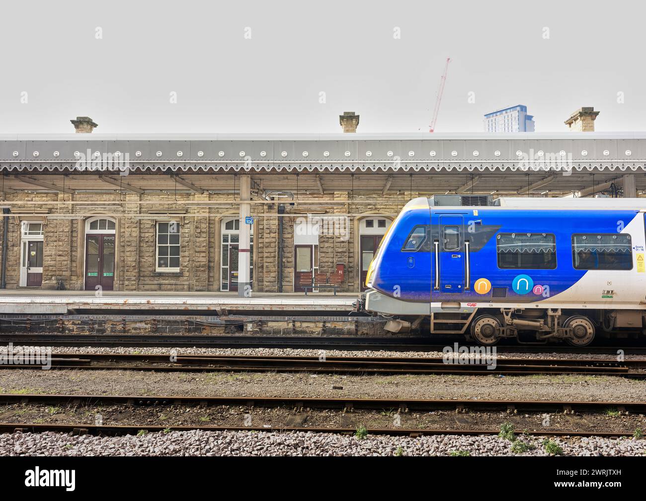 Treno della Northern Line stazionario nella stazione ferroviaria di Sheffield, Inghilterra. Foto Stock