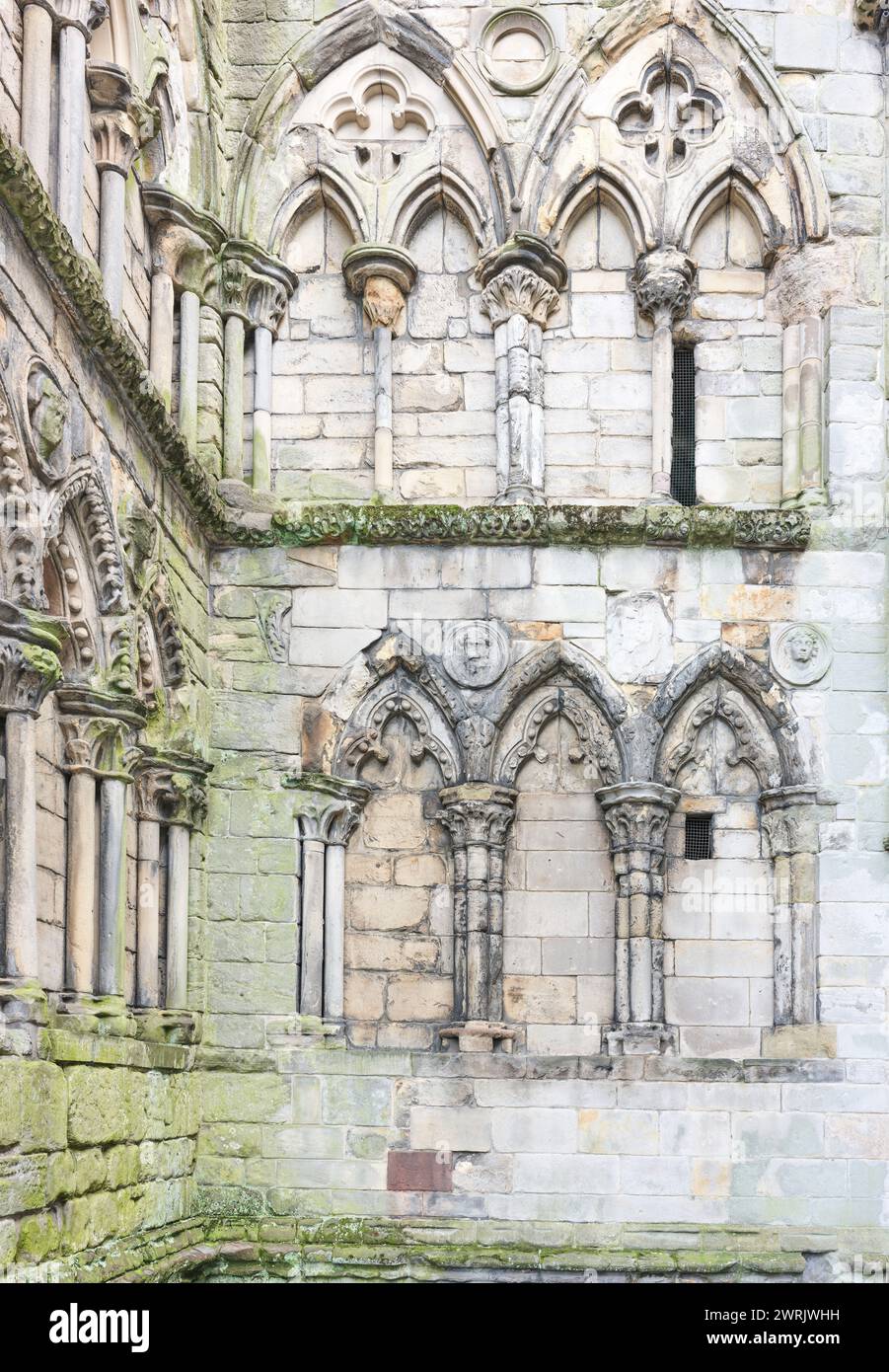 Rovine dell'ex abbazia di Holyrood Palace (holyroodhouse), Edimburgo, casa del monarca britannico in Scozia. Foto Stock