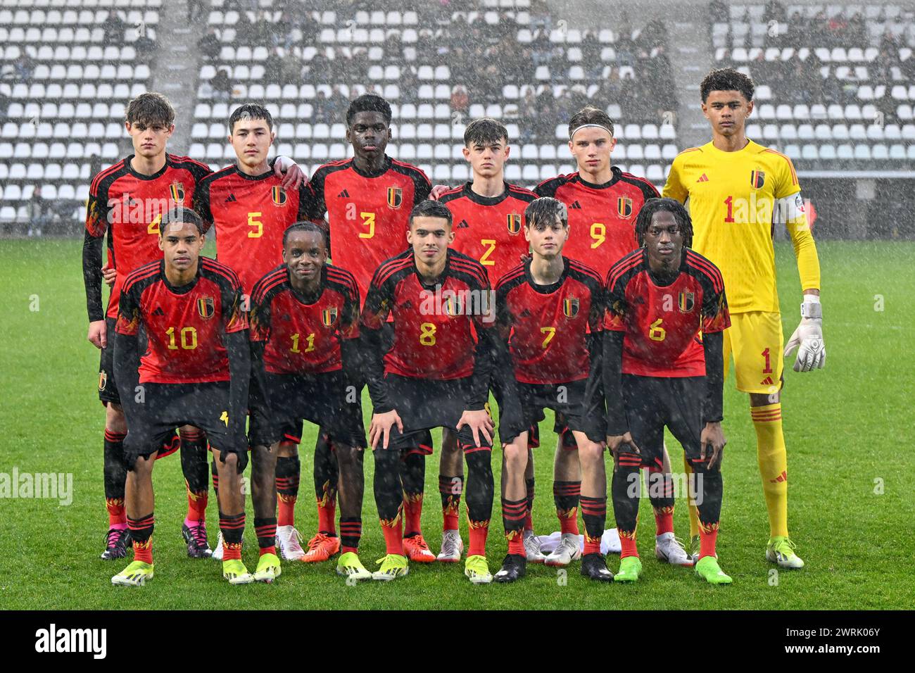 Giocatori del Belgio con Wout Gielen (4) del Belgio, Lucca Darcon (5) del Belgio, Matthias WaMu Oyatambwe (3) del Belgio, Arthur De Kimpe (2) del Belgio, Stan Naert (9) del Belgio, Lucca Kiaba Mounganga (1) del Belgio, Noah Fernandez (10) del Belgio, Aaron Murenzi (11) del Belgio, Naim Amengai (8) del Belgio, August De Wannemacker (7) del Belgio e N'famory Traore (6) del Belgio posano per una foto di squadra durante una partita amichevole di calcio tra la nazionale Under 16 del Belgio e dell'Ungheria martedì 12 marzo 2024 a Tubize, Belgio. FOTO SPORTPIX | David Catry Foto Stock