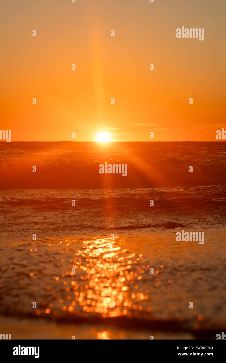 Un tramonto con i raggi del sole sulla spiaggia, scena mistica con spazio per il testo Foto Stock