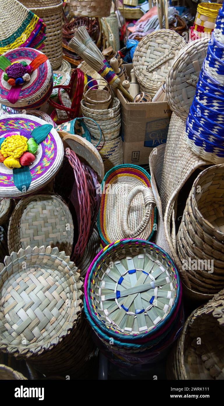 A cesti e cappelli in foglie di palma tessute in Messico, con spazio per il testo Foto Stock