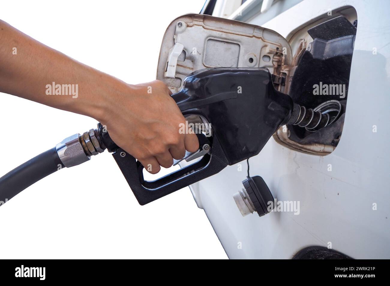 Pompa a mano la benzina nell'auto alla stazione Foto Stock