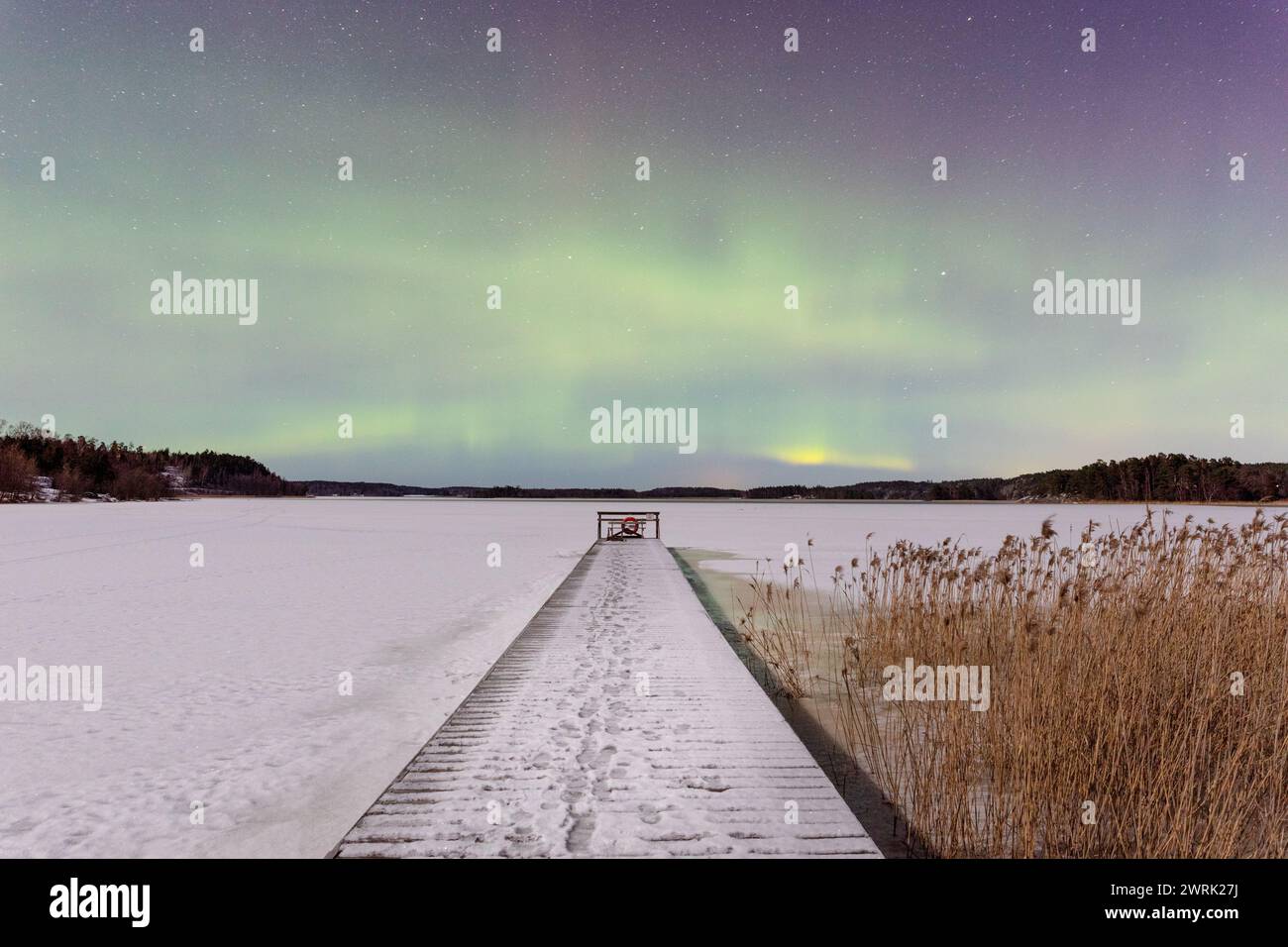 AURORA BOREALE SUL MOLO SUL MAR BALTICO: L'aurora boreale a Godby Public Beach, Åland, Mar Baltico, Finlandia. Le isole Åland si trovano nel Mar Baltico al largo della costa sud-occidentale della Finlandia. Åland è una regione autonoma, smilitarizzata e di lingua svedese della Finlandia. L'arcipelago di Åland è costituito da più di 6.700 isole, ma la popolazione di oltre 30.000 abitanti vive solo su 60 isole. Foto Stock