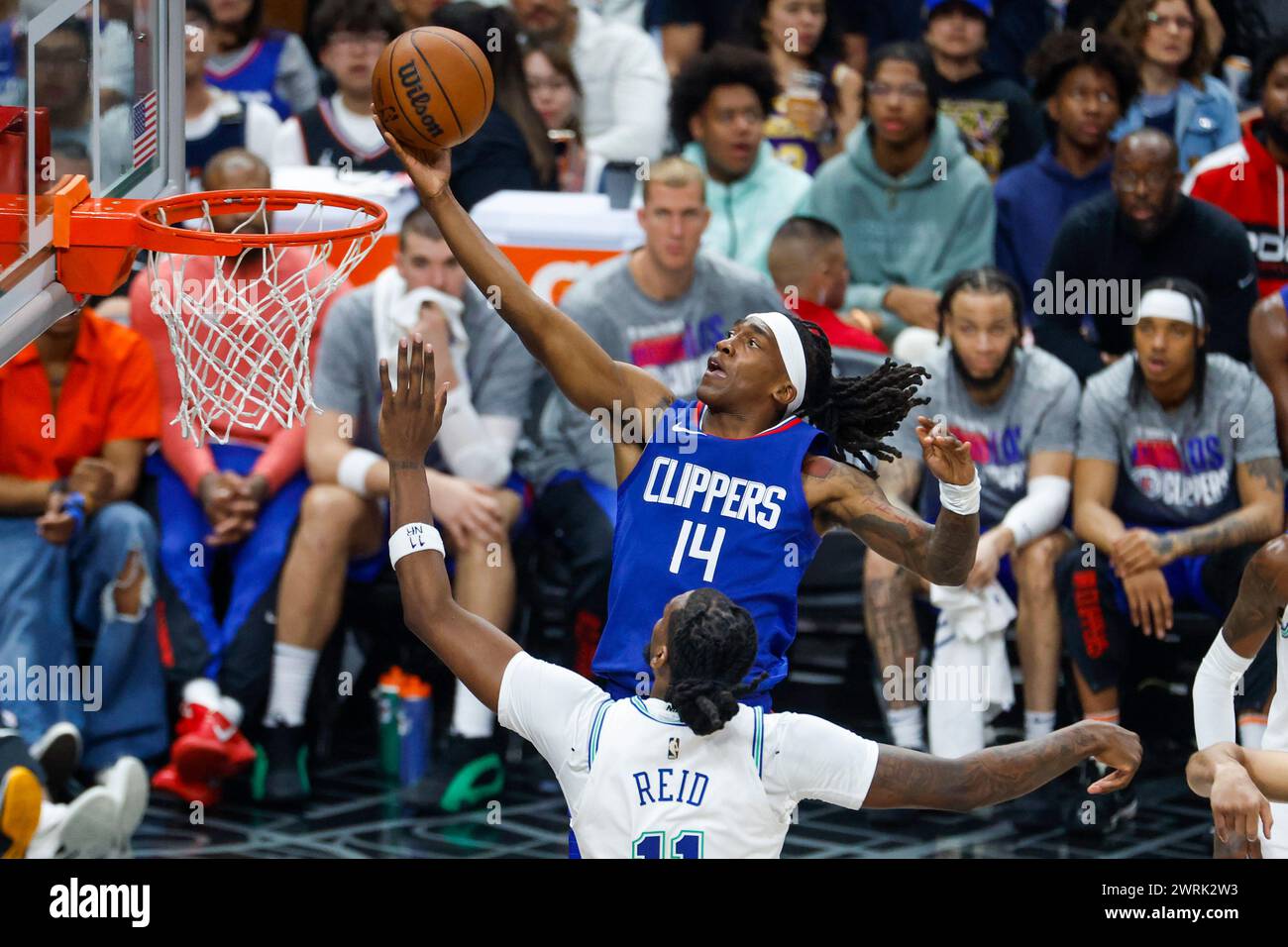 Los Angeles, Stati Uniti. 12 marzo 2024. Terance Mann dei Los Angeles Clippers (INDIETRO) va al basket contro Naz Reid dei Minnesota Timberwolves (DAVANTI) durante una partita di basket NBA al Crypto.com Arena. Timberwolves 118:100 Clippers Credit: SOPA Images Limited/Alamy Live News Foto Stock