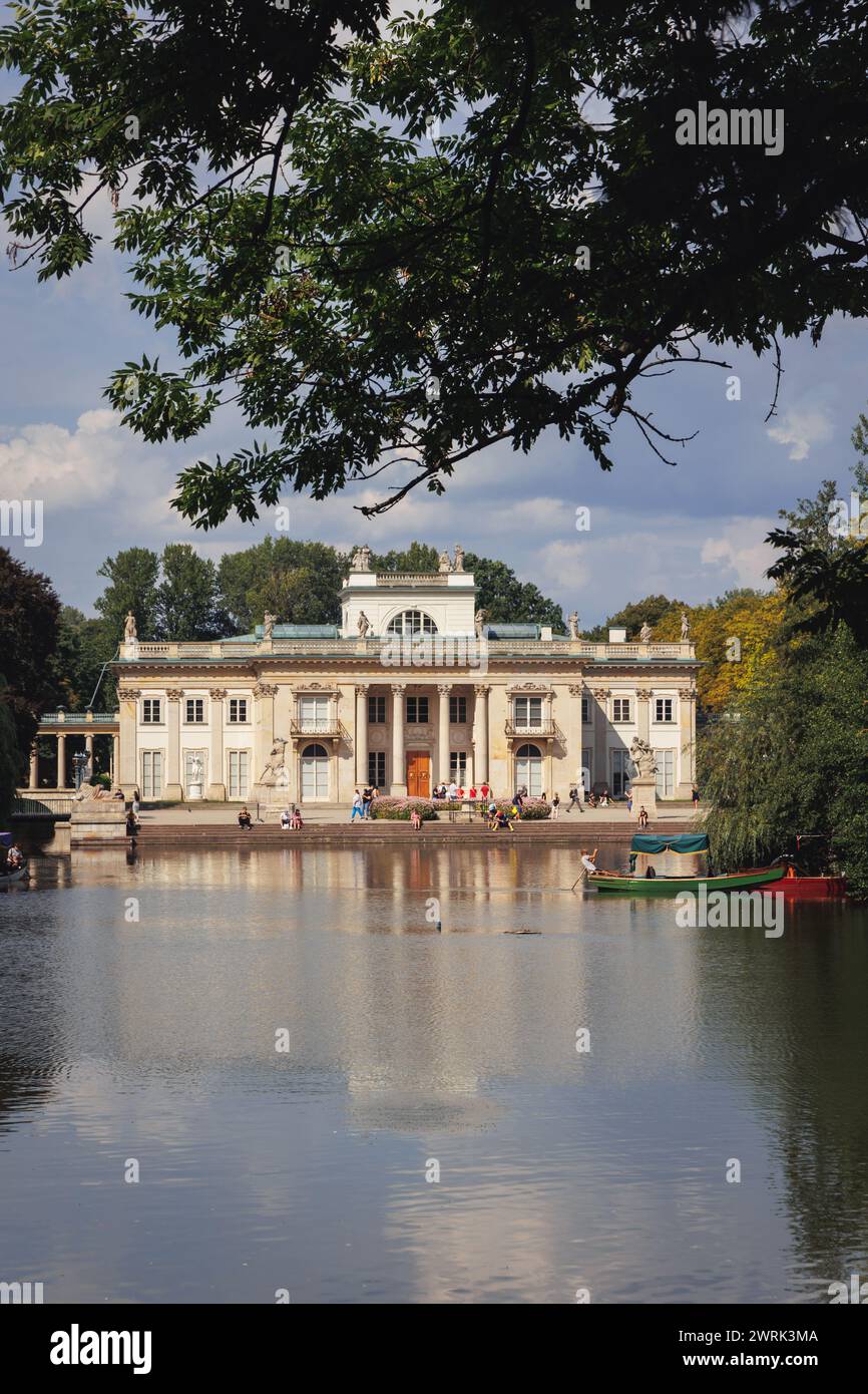 Palazzo sull'acqua, edificio dell'uomo del Parco reale delle terme a Varsavia, Polonia Foto Stock