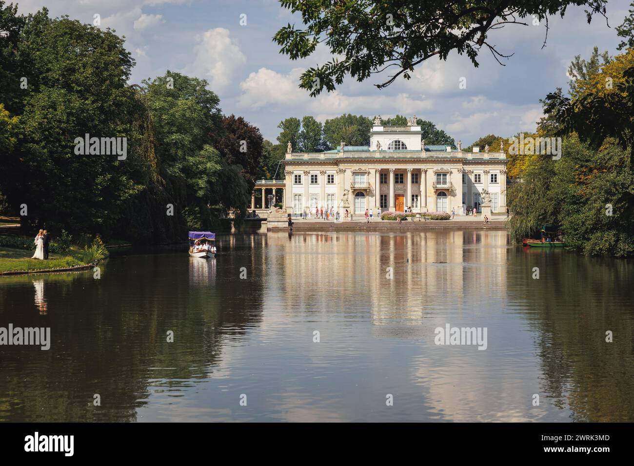 Palazzo sull'acqua, edificio dell'uomo del Parco reale delle terme a Varsavia, Polonia Foto Stock