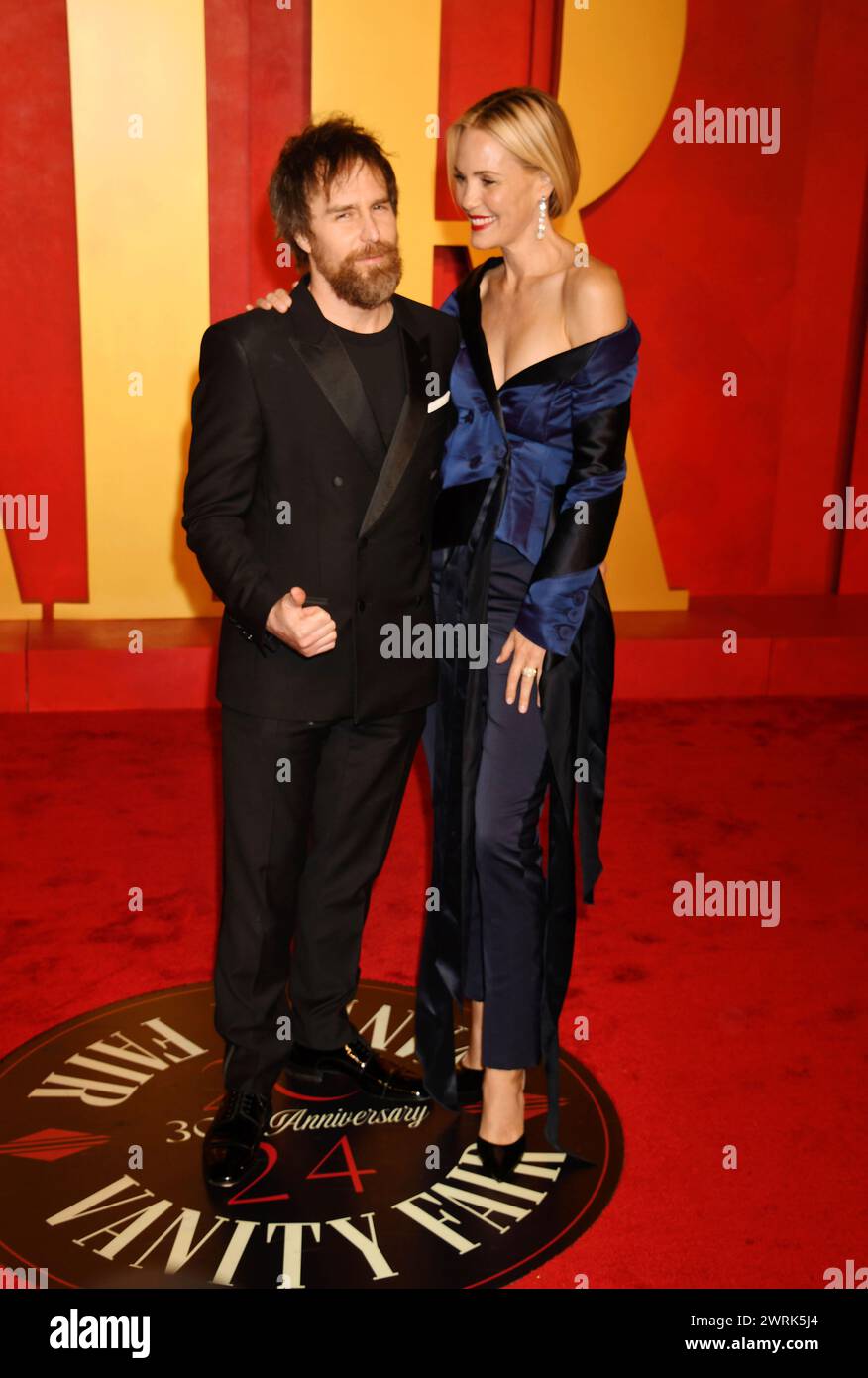 BEVERLY HILLS, CALIFORNIA - 10 MARZO: (L-R) Sam Rockwell e Leslie Bibb partecipano al Vanity Fair Oscar Party del 2024 condotto da Radhika Jones a Wallis Ann Foto Stock