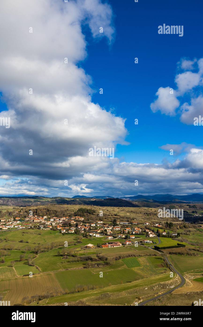 Vista verso il borgo di Tressac, ai piedi di un massiccio di roccia vulcanica, dai bastioni della fortezza di Polignac vicino a Puy-en-Velay Foto Stock