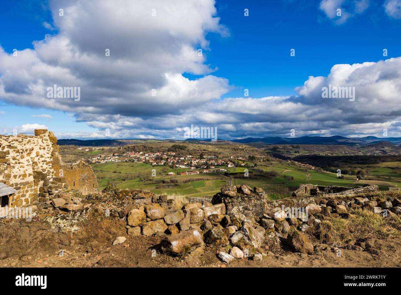 Vista verso il borgo di Tressac, ai piedi di un massiccio di roccia vulcanica, dai bastioni della fortezza di Polignac vicino a Puy-en-Velay Foto Stock