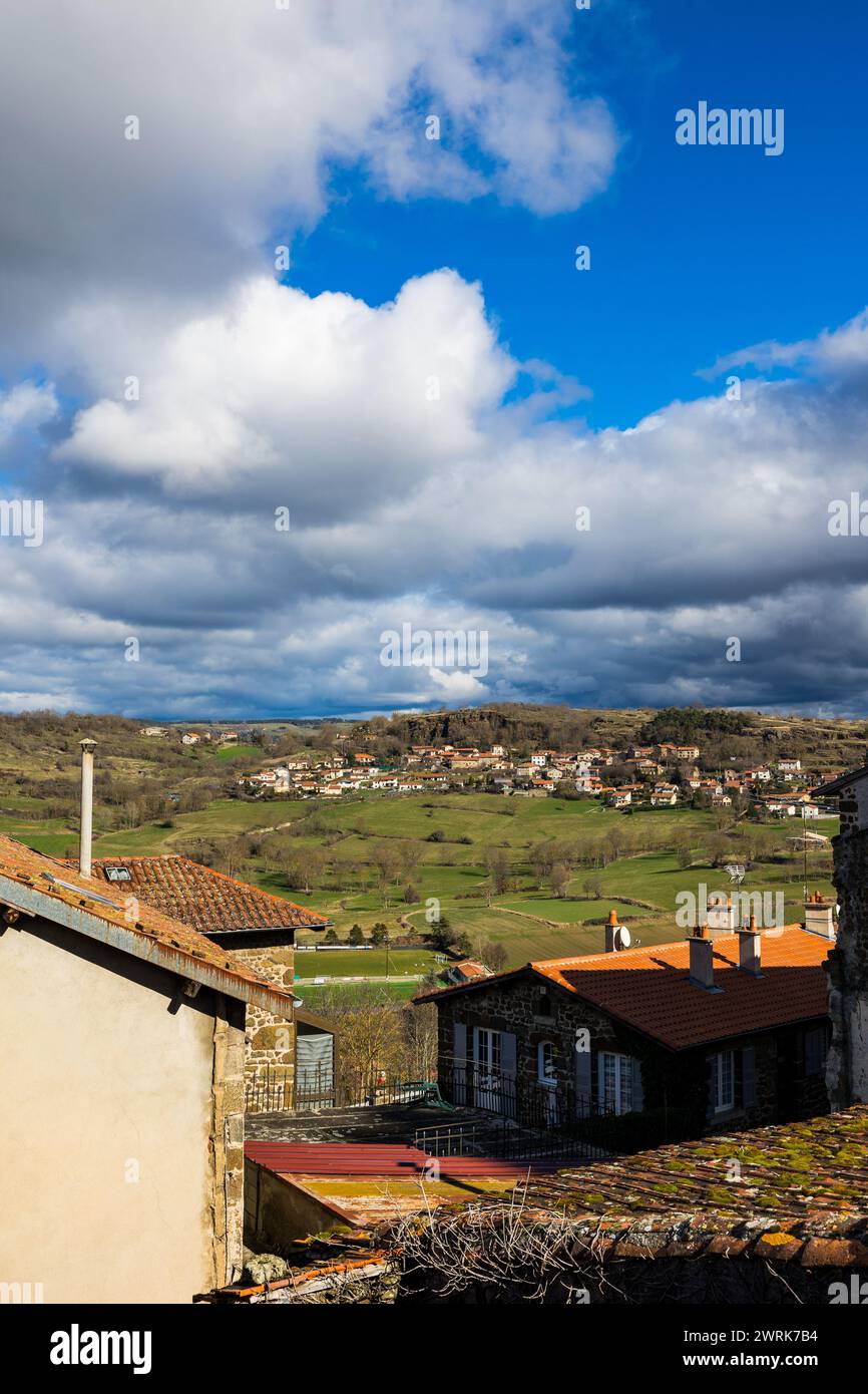 Vista verso il borgo di Tressac, ai piedi di un massiccio di roccia vulcanica, dal villaggio di Polignac vicino a Puy-en-Velay Foto Stock