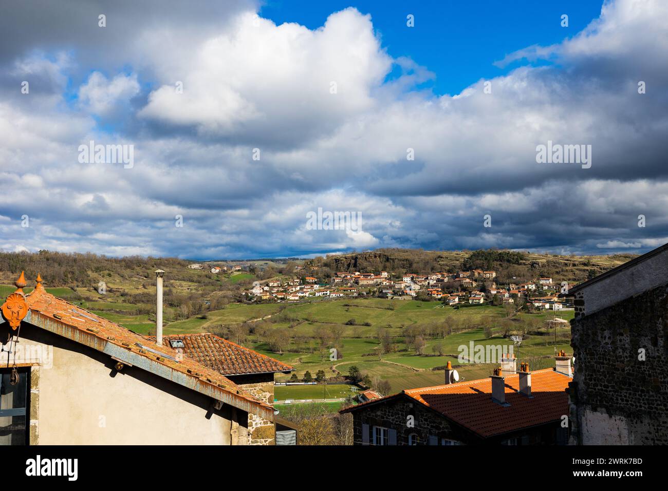Vista verso il borgo di Tressac, ai piedi di un massiccio di roccia vulcanica, dal villaggio di Polignac vicino a Puy-en-Velay Foto Stock