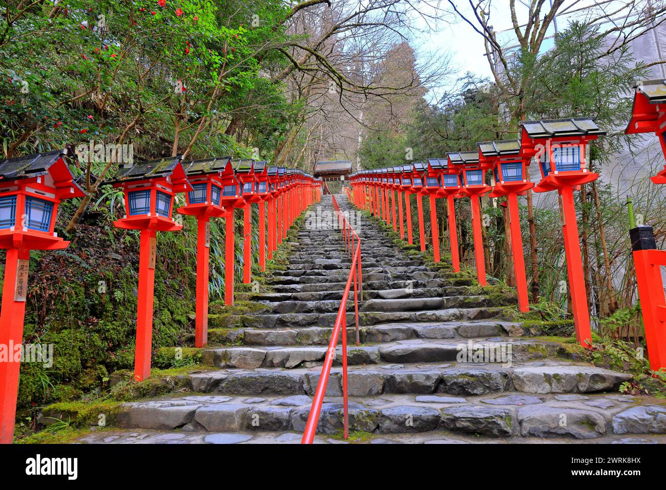 Kifune Shrine, un santuario shintoista con un sentiero fiancheggiato da lanterne a Kuramakibunecho, Sakyo Ward, Kyoto, Giappone Foto Stock