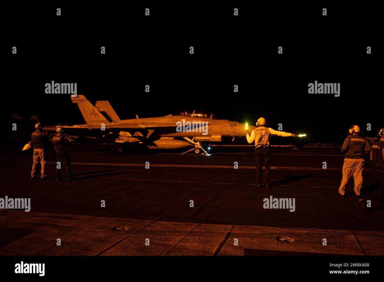 240203-N-JC256-1155 RED SEA (3 febbraio 2024) la portaerei classe Nimitz USS Dwight D. Eisenhower (CVN 69) effettua operazioni di volo Foto Stock