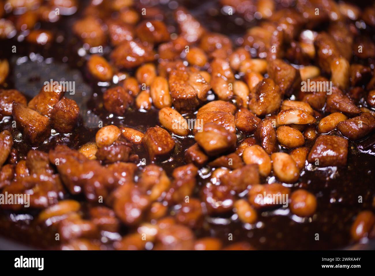 Pezzi di maiale marinato in stile cinese in salsa di soia Foto Stock