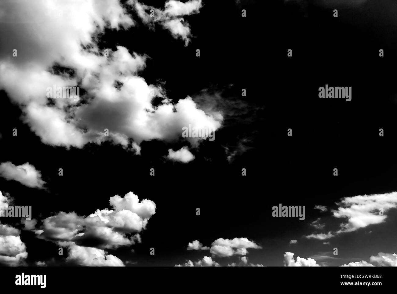 Sfondo cielo nero con nuvole. Sfondo nero con sovrapposizione cielo nuvoloso per la progettazione. Foto Stock