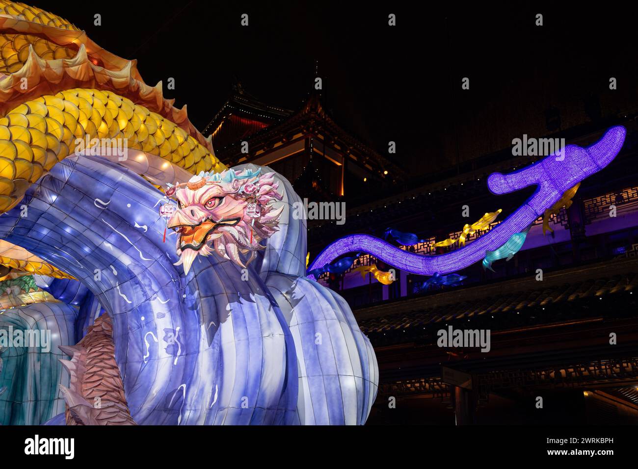 Un drago colorato nel mezzo di Shanghai, in Cina, durante il Capodanno cinese Foto Stock