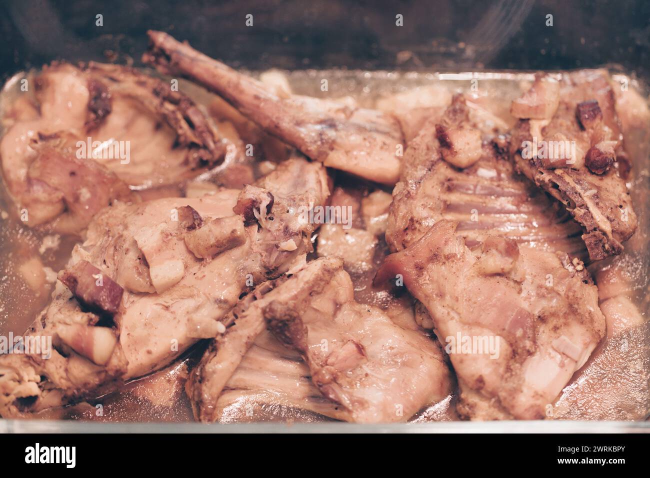 Cosce di coniglio fresche e parti preparate per la cottura lenta in forno Foto Stock