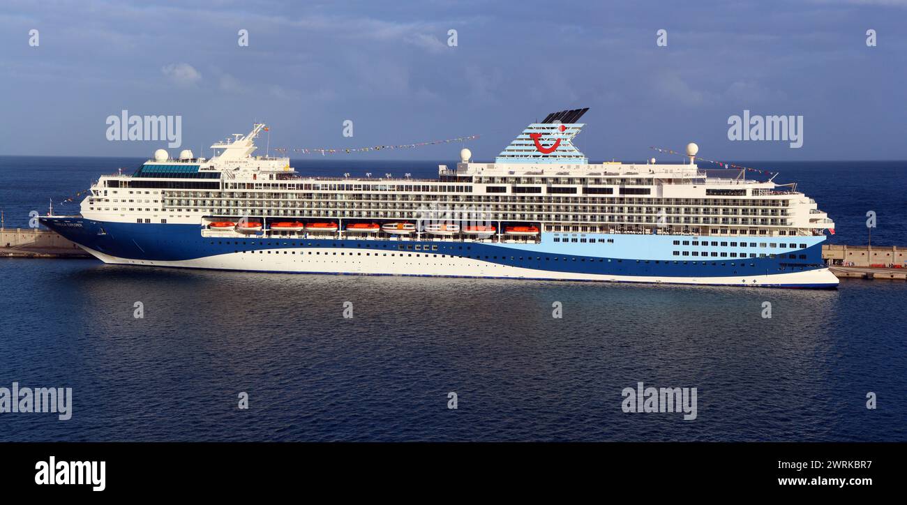 Immagine panoramica della nave da crociera TUI Marella Explorer al molo di Santa Cruz de Tenerife, Isole Canarie, nel marzo 2024 Foto Stock