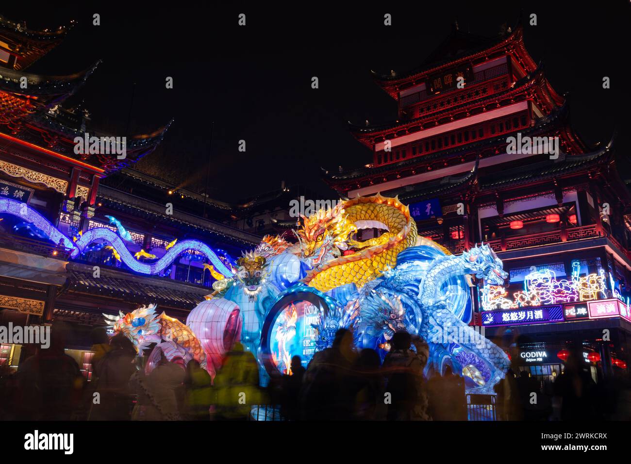 Un drago colorato tra i templi durante il Capodanno cinese a Shanghai, Cina Foto Stock
