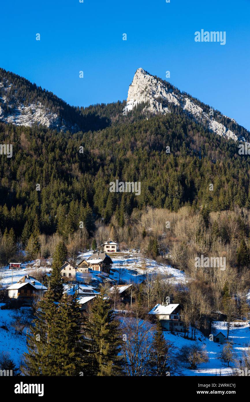 Hameau de la Patassière, au pied du sommet du Grand Som en hiver depuis le Village de Saint-Pierre-de-Chartreuse, dans le parc naturel régional de Cha Foto Stock