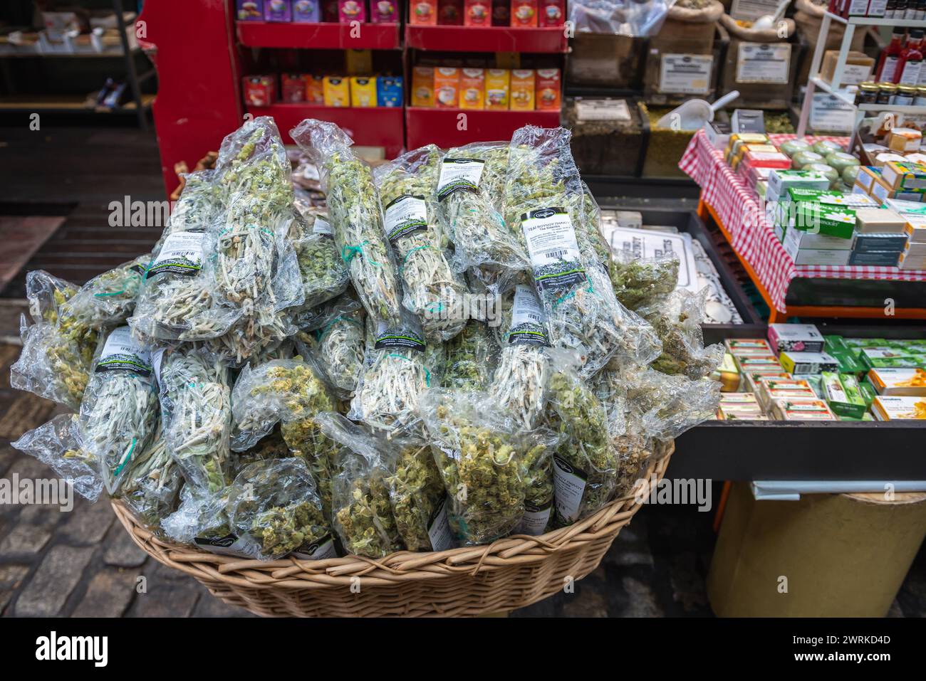 Tè greco di montagna in vendita sul mercato alimentare Athonos nella città di Salonicco, Grecia Foto Stock