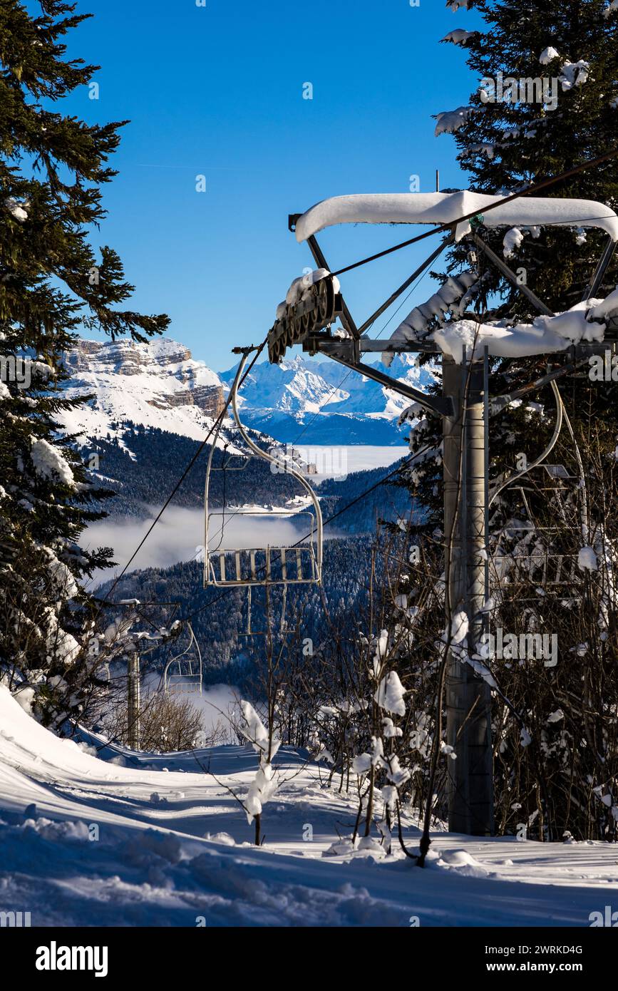 Télésiège abandonnée du Charmant Som sous la neige dans le parc naturel régional de Chartreuse Foto Stock