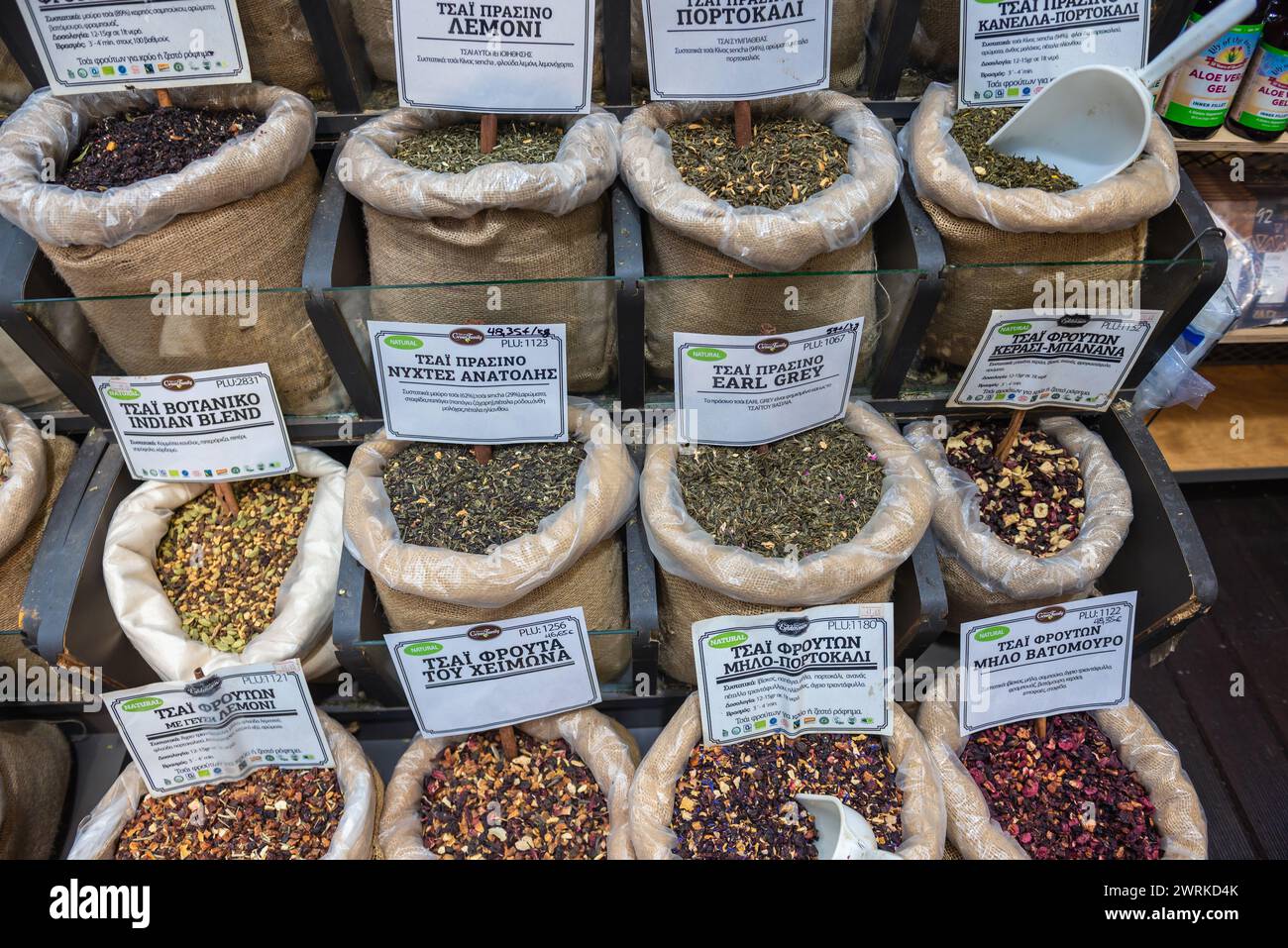 Acquista tè ed erbe aromatiche al mercato alimentare Athonos nella città di Salonicco, in Grecia Foto Stock