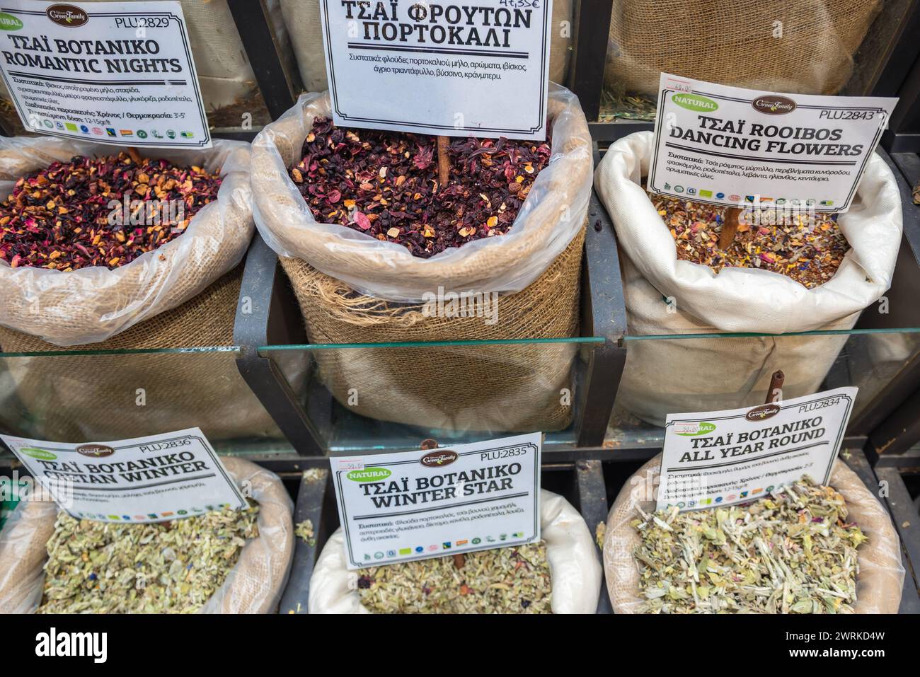 Acquista tè ed erbe aromatiche al mercato alimentare Athonos nella città di Salonicco, in Grecia Foto Stock