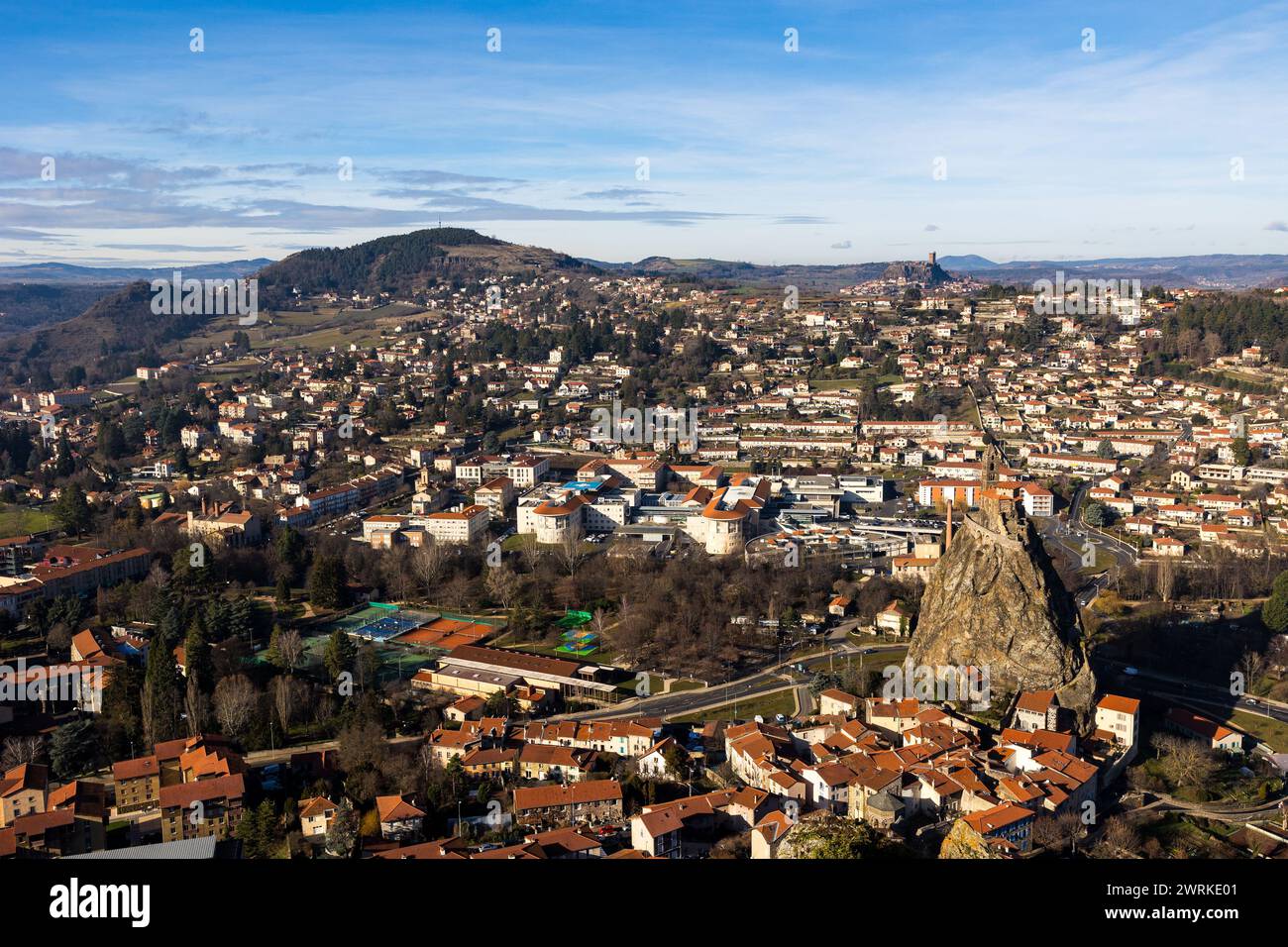 Panorama sur le Mont Denise, le Château de Polignac et l’Église Saint-Michel d’Aiguilhe sur Son rocher depuis le Rocher Corneille au Puy-en-Velay en A Foto Stock