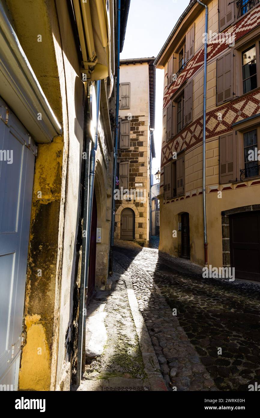 Rayon de soleil à travers la Rue Adhémard de Monteil, dans le vieille ville moyenâgeuse du Puy-en-Velay, en Auvergne Foto Stock