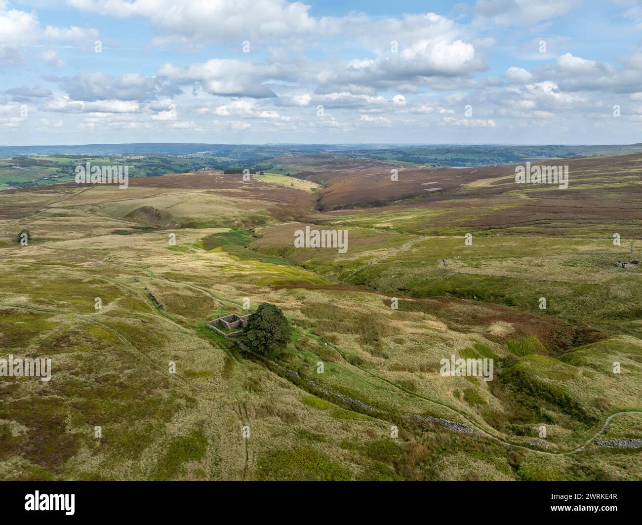 Recinzione e muro di pietra a secco lungo la brughiera che si affaccia sulla campagna del bronte ad Haworth, nello yorkshire occidentale Foto Stock