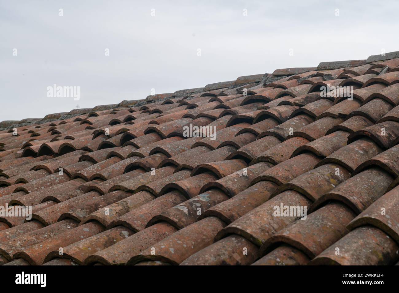 tetto piastrellato sostenuto su un tetto a doppio passo, le vecchie piastrelle tendono a scivolare nel tempo, perché non sono fisse. antico metodo di copertura. Foto Stock