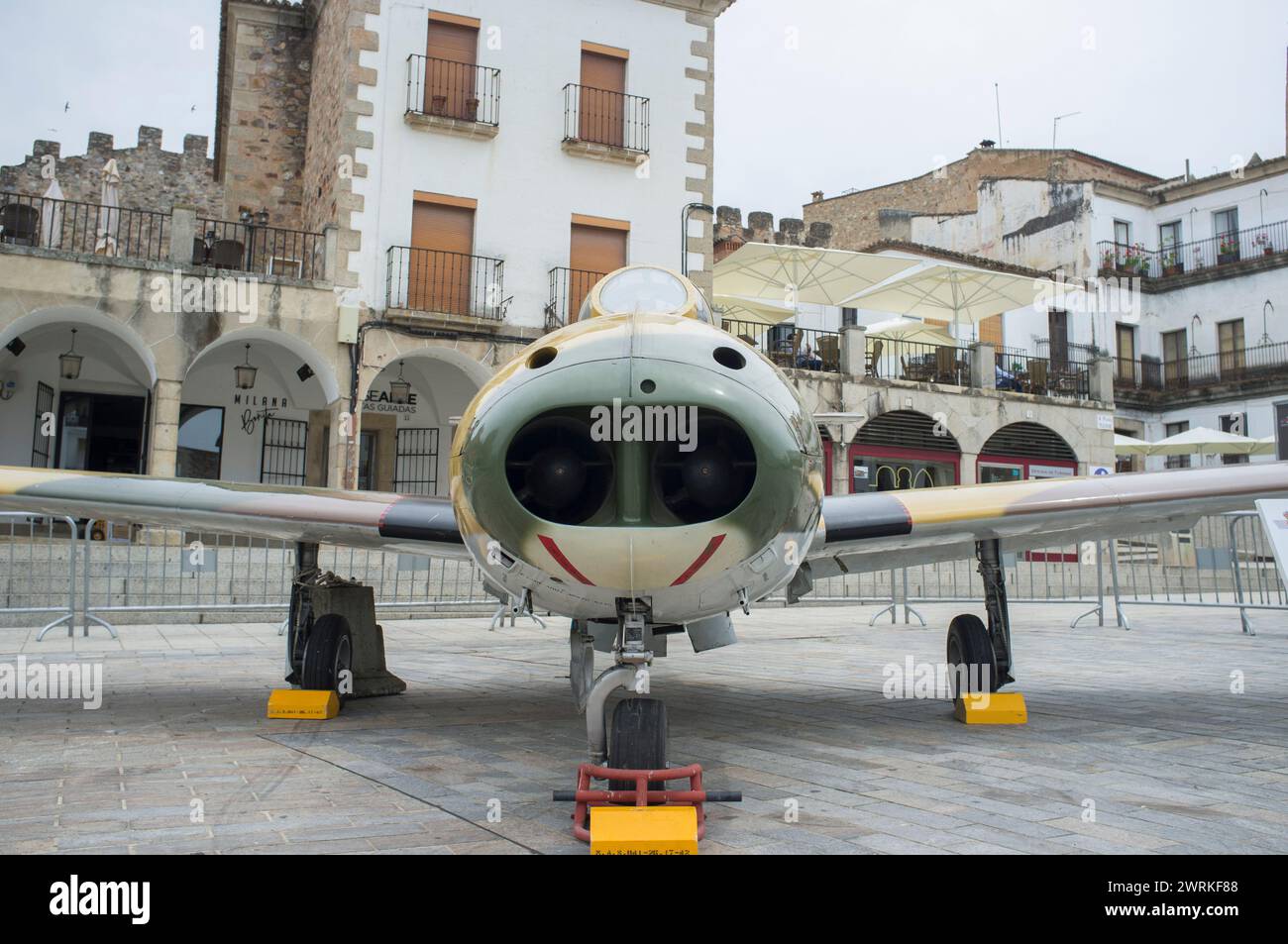 Caceres, Spagna - 27 maggio 2021: Hispano ha-200 Saeta. Mostra sull'aviazione militare spagnola, Piazza principale di Caceres, Spagna Foto Stock