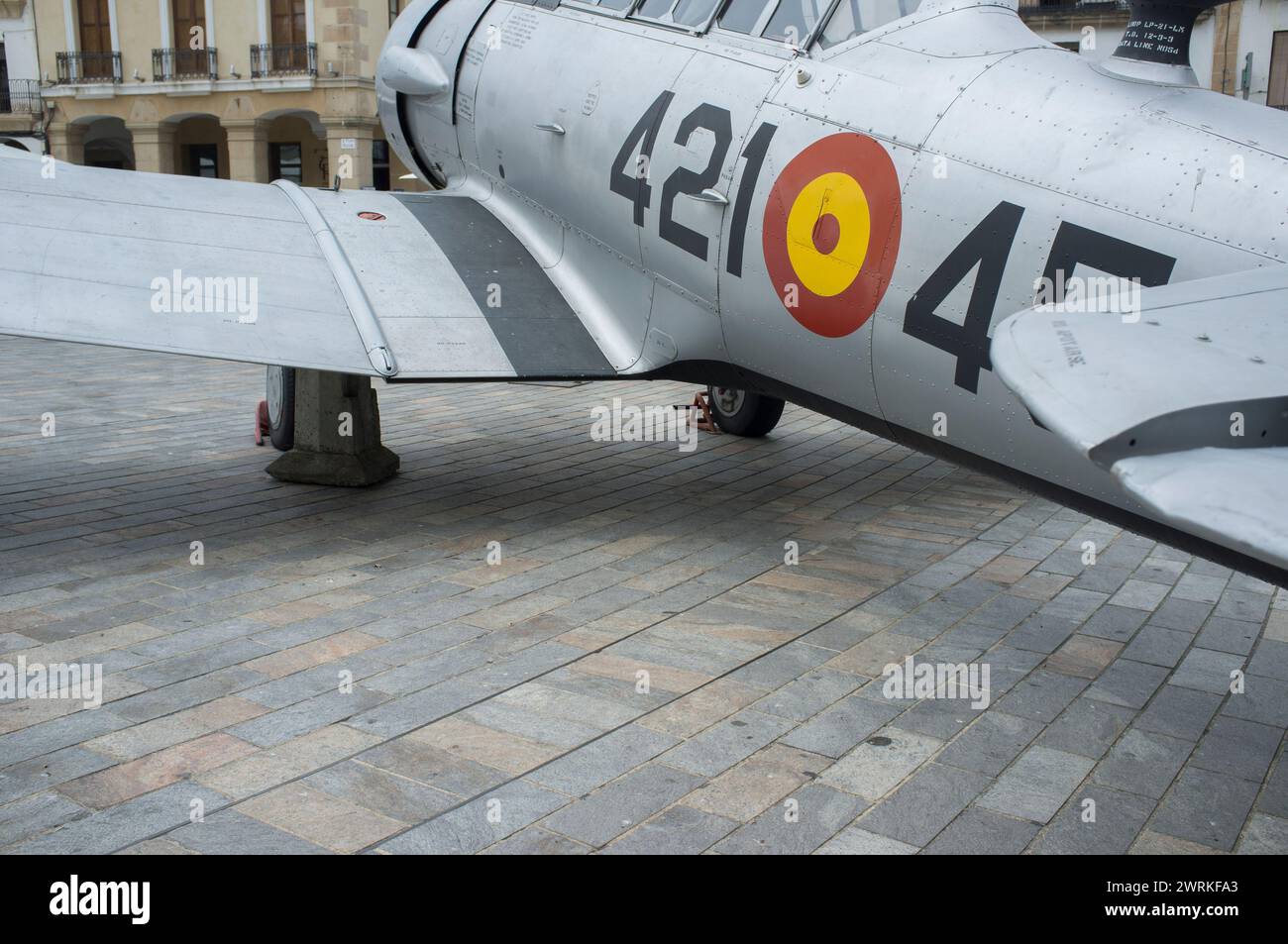 Caceres, Spagna - 27 maggio 2021: North American Aviation T-6 Texan. Mostra sull'aviazione militare spagnola. Piazza principale di Caceres, Spagna Foto Stock