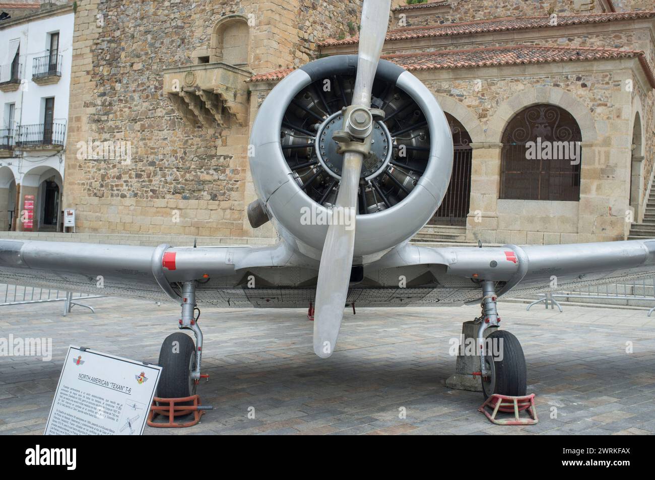 Caceres, Spagna - 27 maggio 2021: North American Aviation T-6 Texan. Mostra sull'aviazione militare spagnola. Piazza principale di Caceres, Spagna Foto Stock