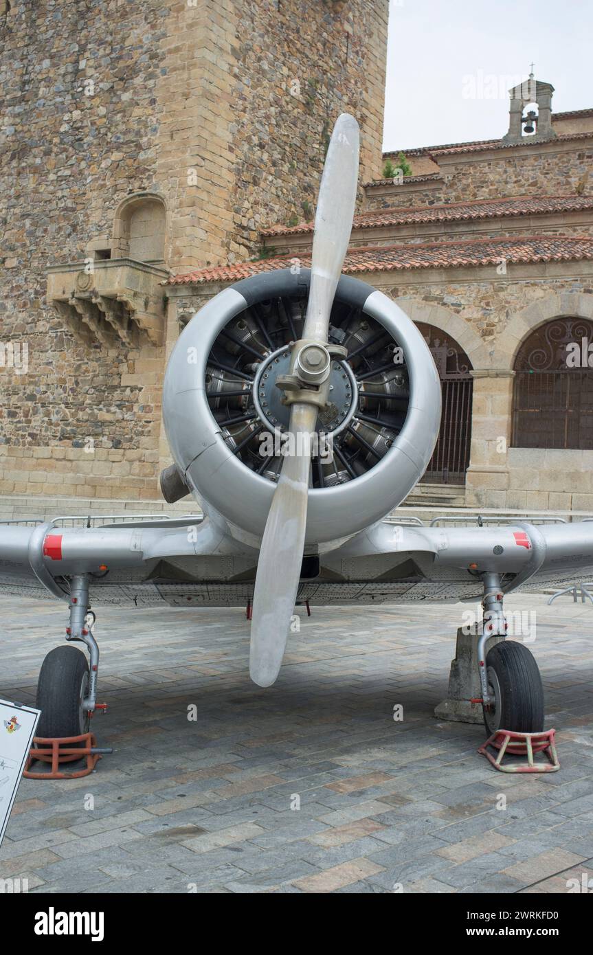 Caceres, Spagna - 27 maggio 2021: North American Aviation T-6 Texan. Mostra sull'aviazione militare spagnola. Piazza principale di Caceres, Spagna Foto Stock