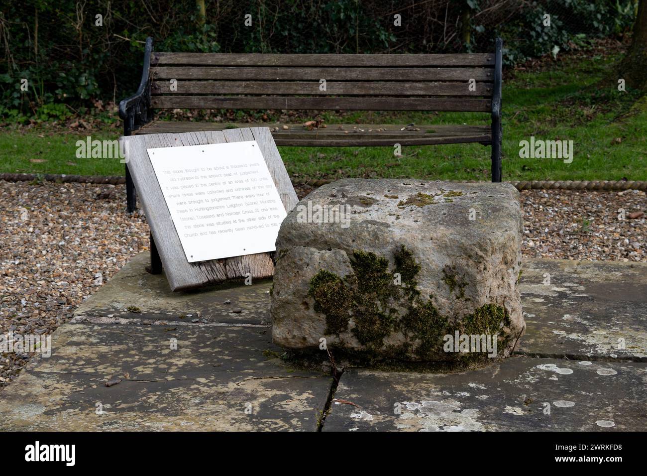 Antica sede della pietra del giudizio, Leighton Bromswold, Cambridgeshire, Inghilterra, Regno Unito Foto Stock