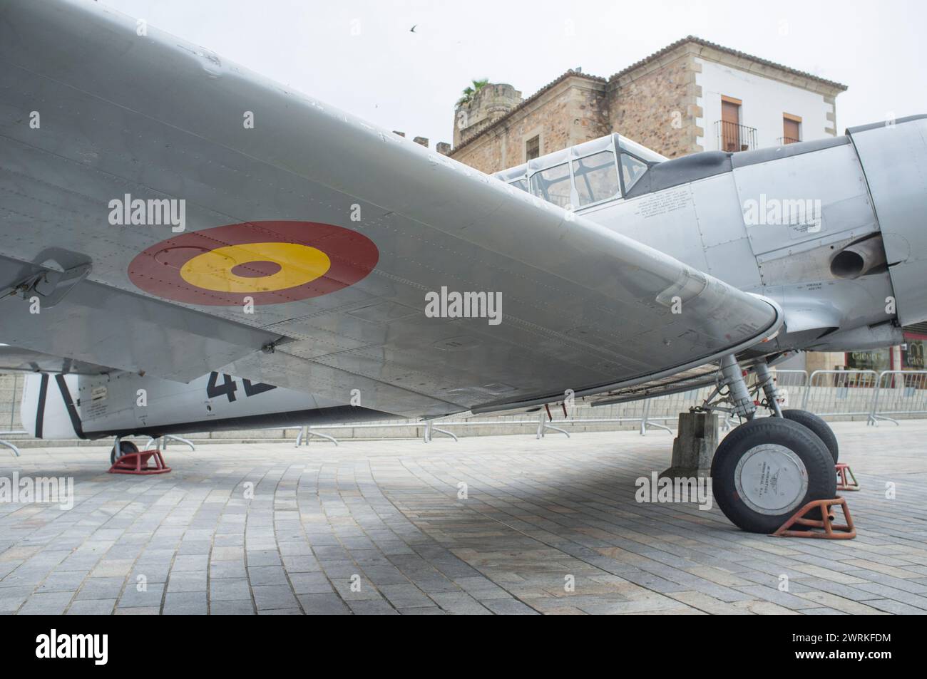 Caceres, Spagna - 27 maggio 2021: North American Aviation T-6 Texan. Mostra sull'aviazione militare spagnola. Piazza principale di Caceres, Spagna Foto Stock