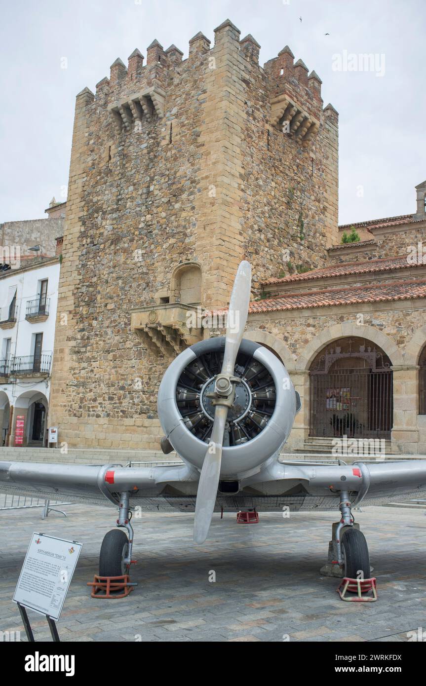 Caceres, Spagna - 27 maggio 2021: North American Aviation T-6 Texan. Mostra sull'aviazione militare spagnola. Piazza principale di Caceres, Spagna Foto Stock