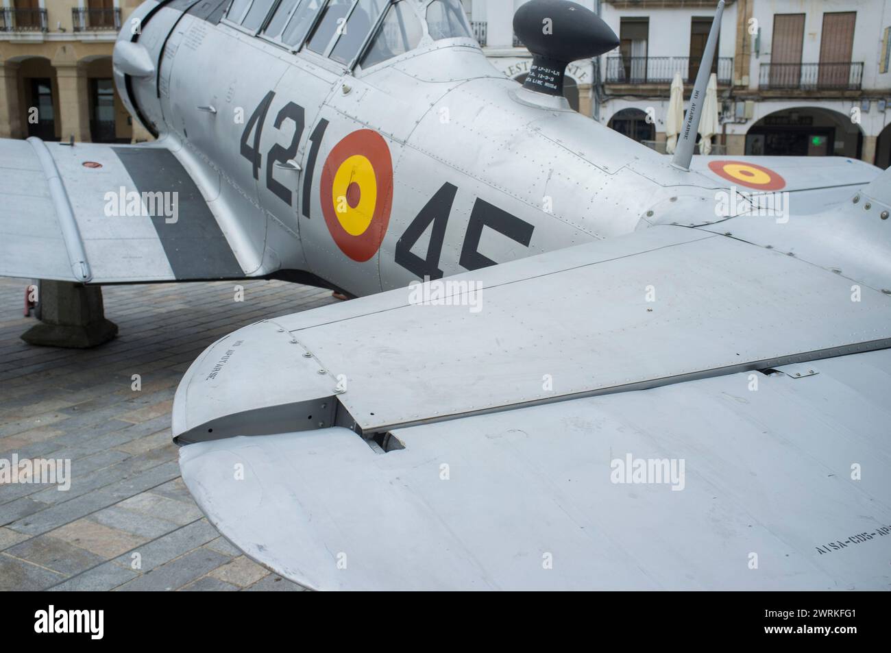 Caceres, Spagna - 27 maggio 2021: North American Aviation T-6 Texan. Mostra sull'aviazione militare spagnola. Piazza principale di Caceres, Spagna Foto Stock