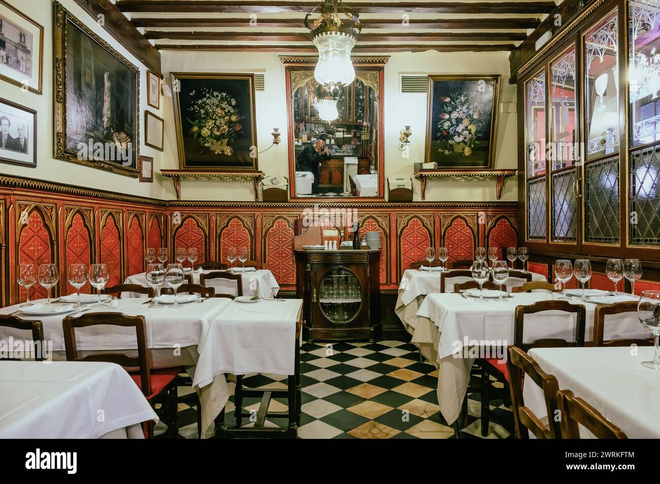 Ristorante Sobrino de Botin, Madrid, Spagna. Immagine leggermente tonificata Foto Stock