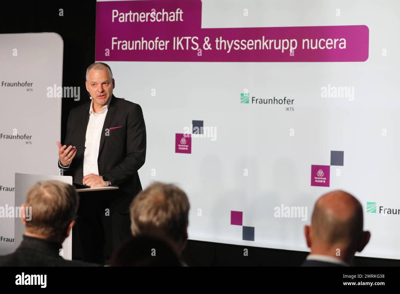 Partnerschaft Fraunhofer und thyssenkrupp 13.03.2024, Arnstadt, Fraunhofer batterie-Innovations- und Technologie-Center BITC Unterzeichnung der Strategischen Partnerschaft zwischen Fraunhofer IKTS und thyssenkrupp nucera - beide haben das gemeinsame Ziel, eine vom Fraunhofer IKTS und thyssenkrupp nucera dott. Werner Ponikwar CEO von thyssenkrupp nucera *** Partnership Fraunhofer e thyssenkrupp 13 03 2024, Arnstadt, Fraunhofer Battery Innovation and Technology Center B Foto Stock
