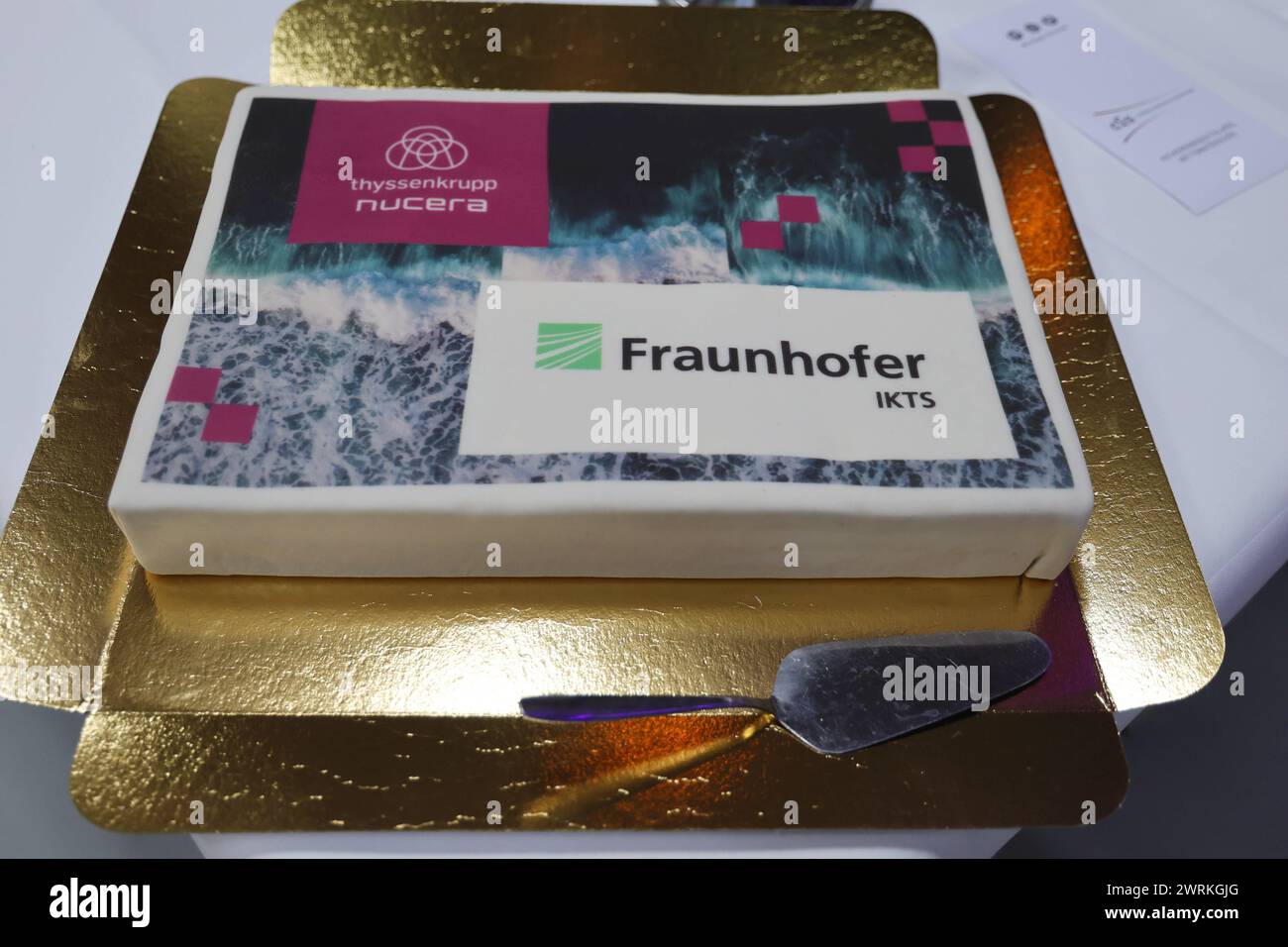 Partnerschaft Fraunhofer und thyssenkrupp 13.03.2024, Arnstadt, Fraunhofer batterie-Innovations- und Technologie-Center BITC Unterzeichnung der Strategischen Partnerschaft zwischen Fraunhofer IKTS und thyssenkrupp nucera - beide haben das gemeinsame Ziel, eine vom Fraunhofer IKTS und thyssenkrupp nucera torte zur Vereinbarung *** Partnership Fraunhofer e thyssenkrupp 13 03 2024, Arnstadt, Fraunhofer Battery Innovation and Technology Center BITC firma dello strato Foto Stock