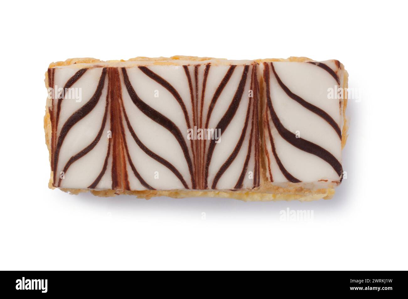 Foto in studio di una torta ghiacciata tagliata su sfondo bianco - John Gollop Foto Stock