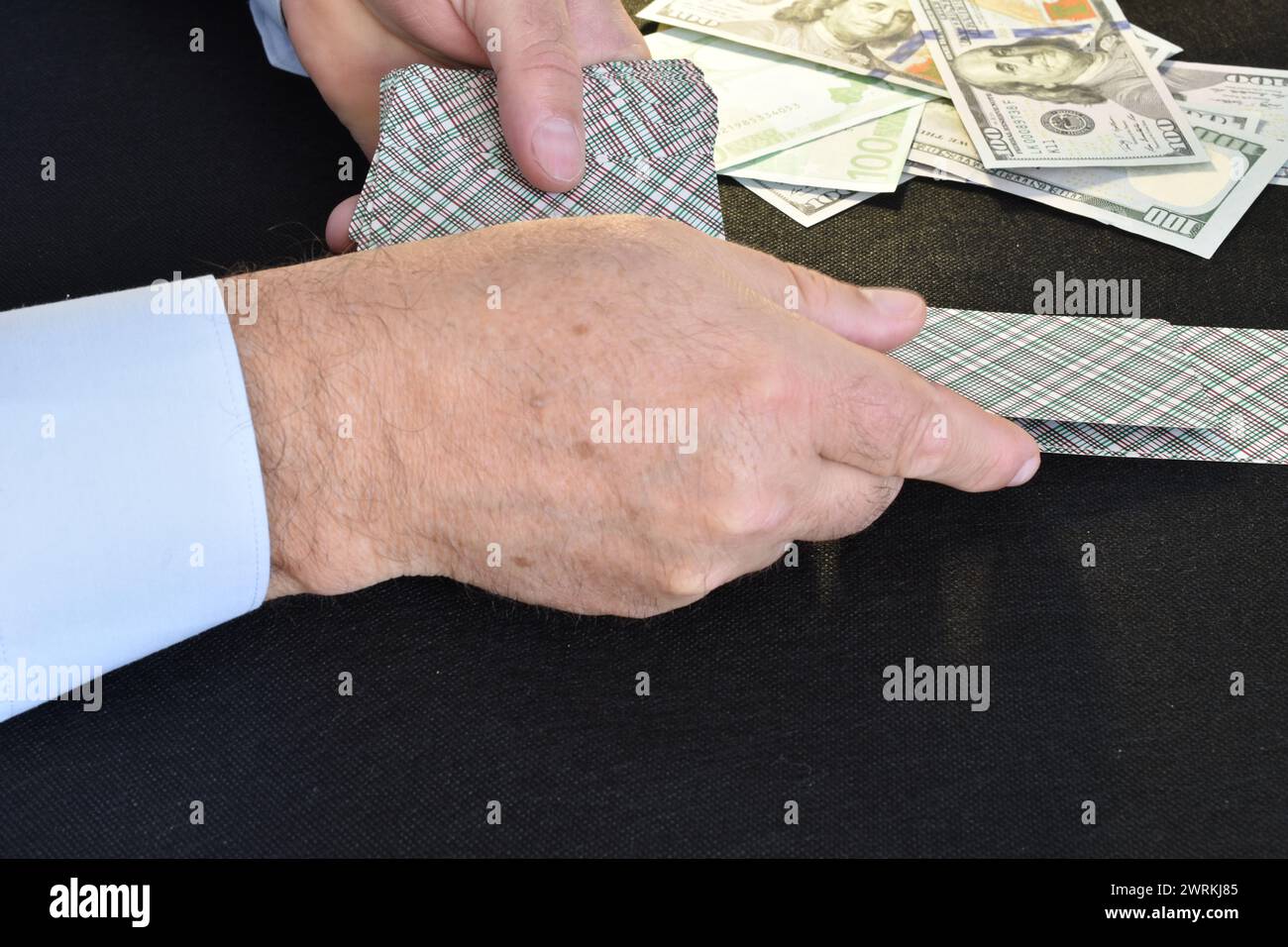 Le mani di un giocatore che spara carte a faccia in giù. Foto Stock