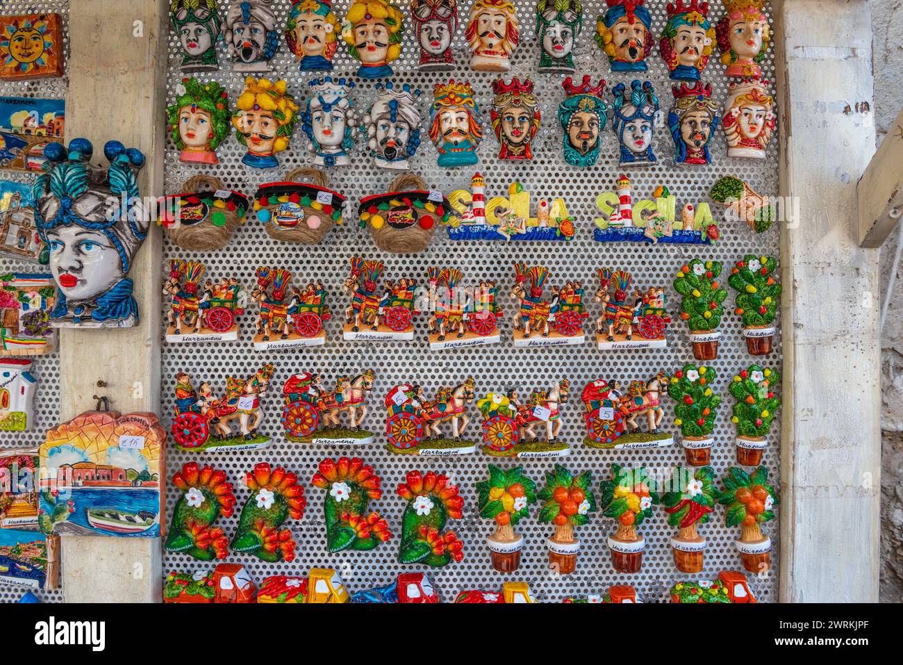 Magneti frigoriferi in vendita a Marzamemi paese sull'isola di Sicilia, Italia Foto Stock