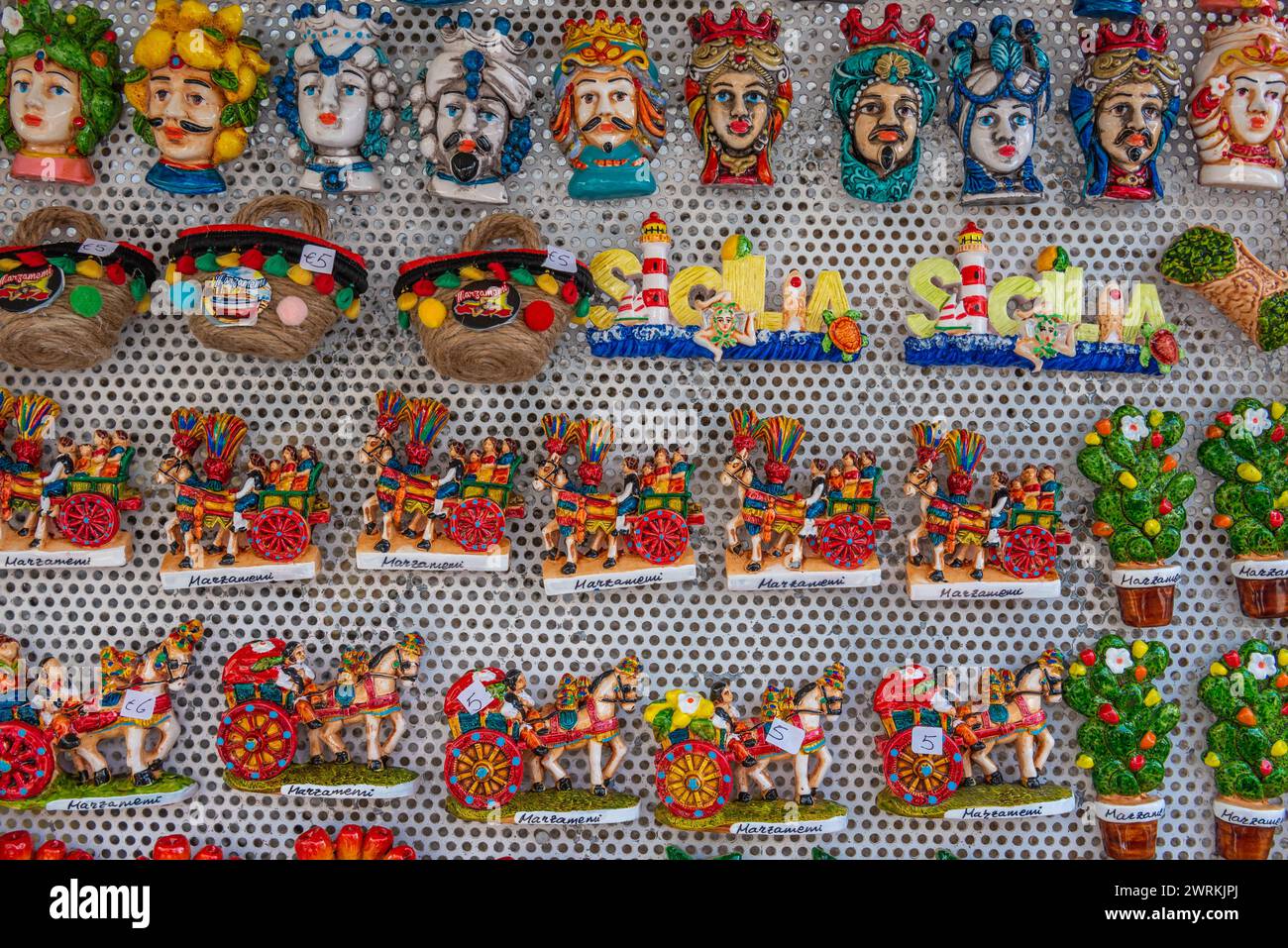 Magneti frigoriferi in vendita a Marzamemi paese sull'isola di Sicilia, Italia Foto Stock